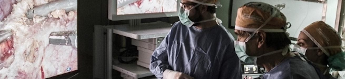 chirughi in sala operatoria durante intervento endo