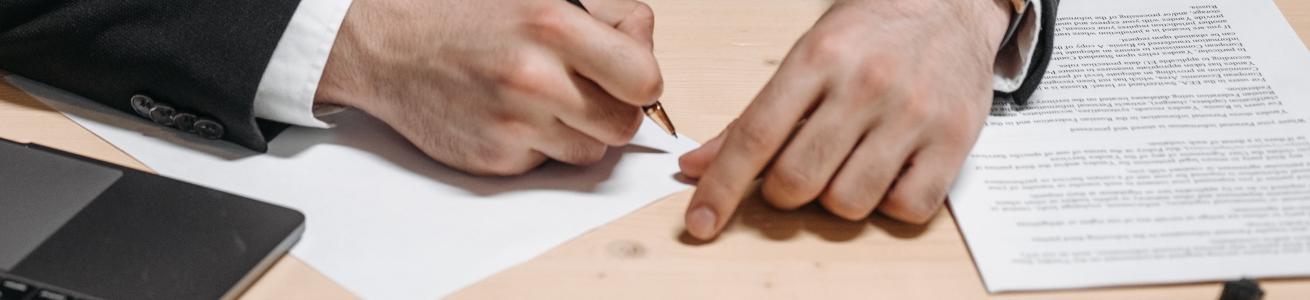 mani che scrivono foglio