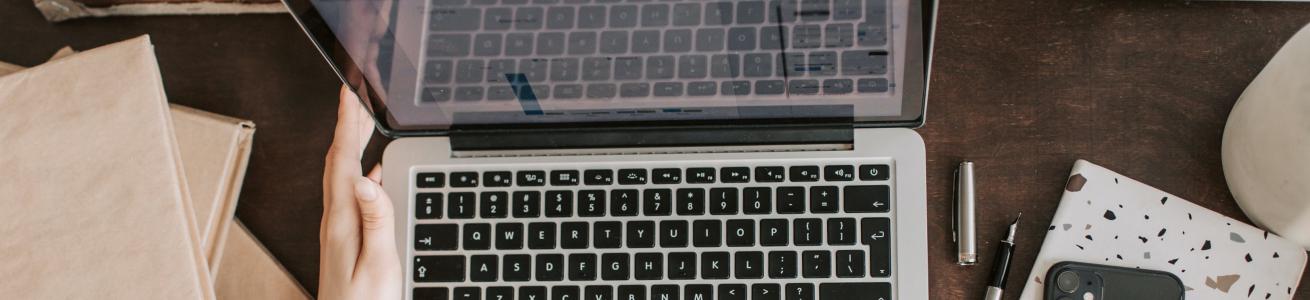 computer portatile aperto per didattica a distanza