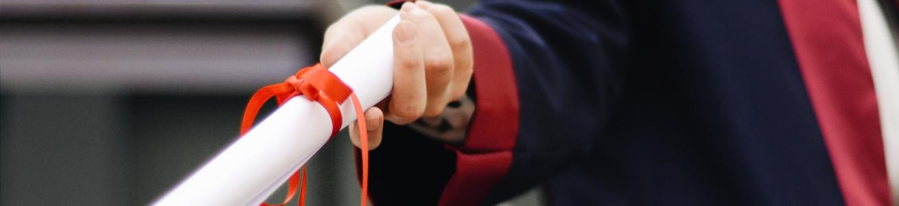 studente che ritira Diploma di laurea